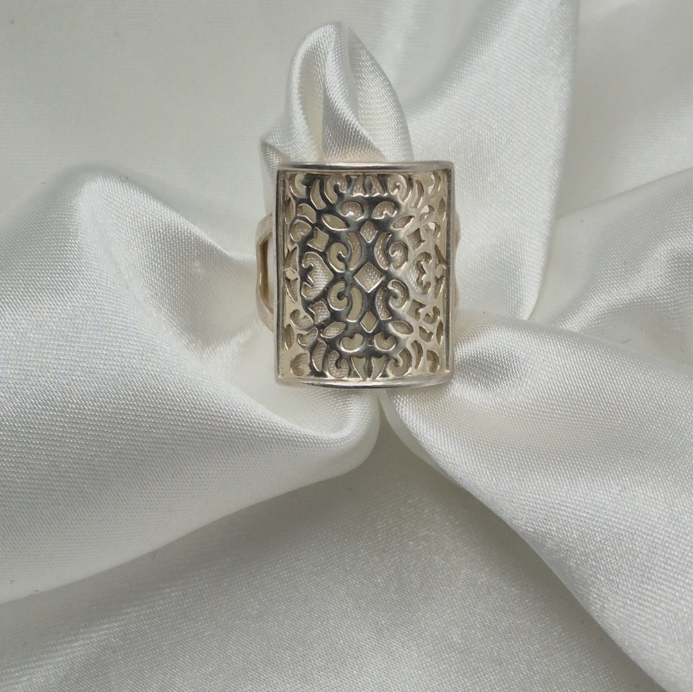 Elegant Gold Filigree Ring